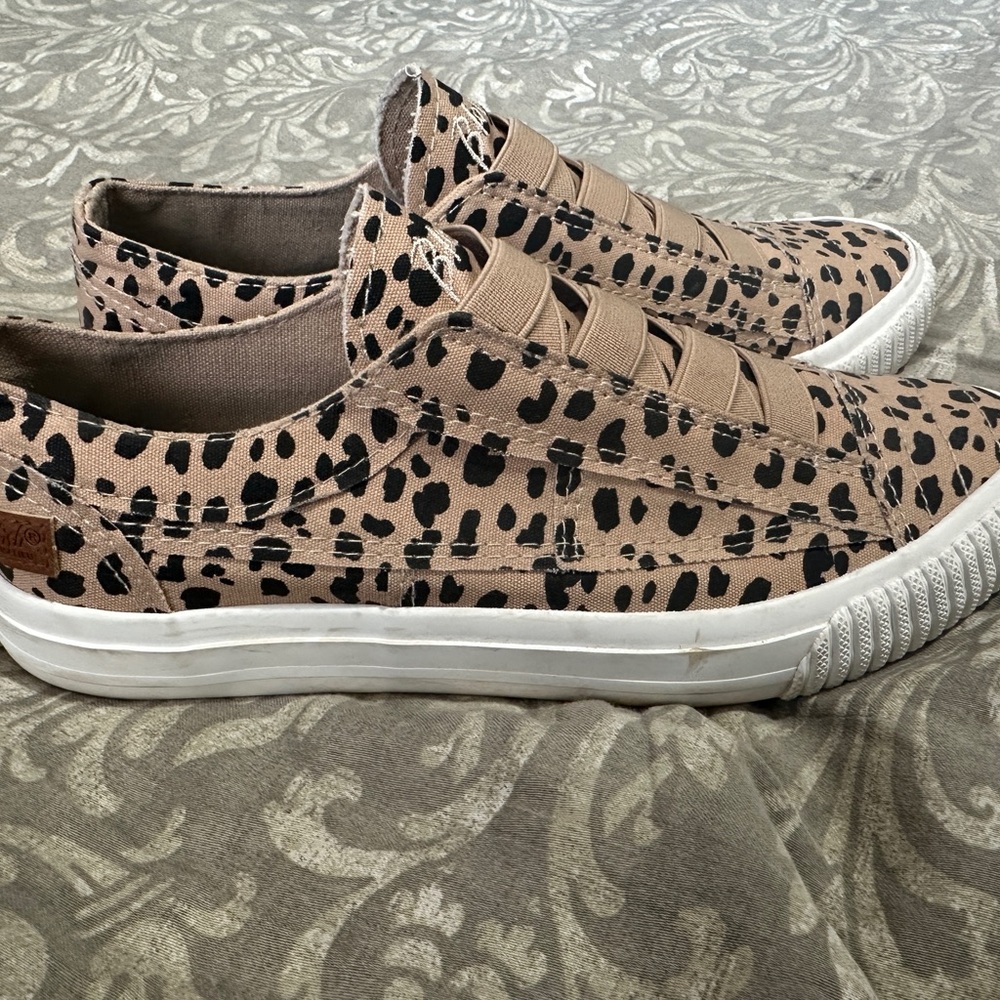 Women’s BLOWFISH Slip Ons Size 8